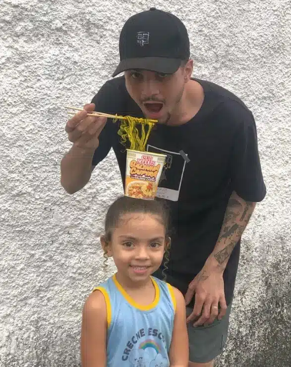 Cabelo maluco da menina pode ter um macarrão