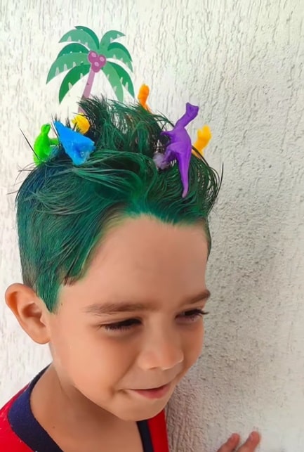 O cabelo maluco para menino pode virar um parque de dinossauros