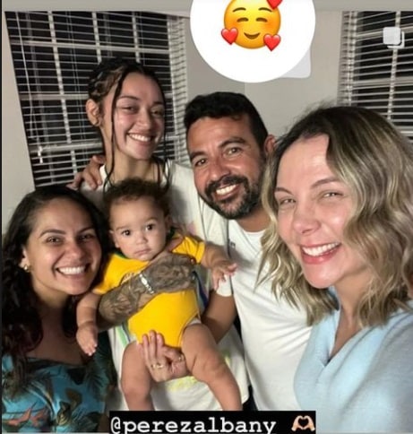 Carla Perez e Camilly Victória com o novo bebê da família