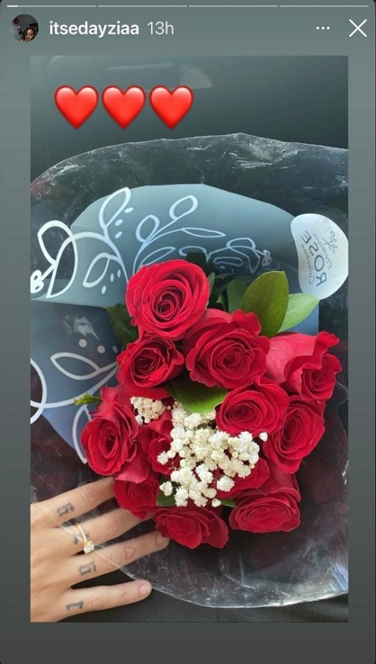 Camilly Victória, filha de Carla Perez e Xanddy, ganhou flores de sua namorada, Daze