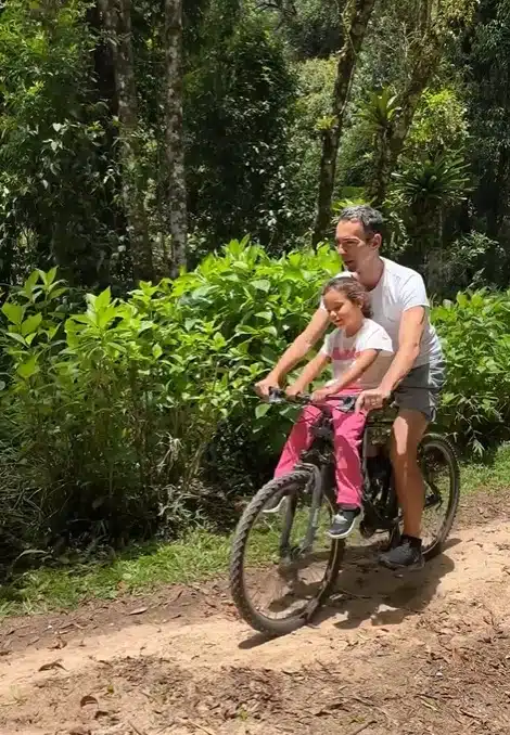César Tralli surge andando de bicicleta com a filha e Ticiane dá recado para Alcione