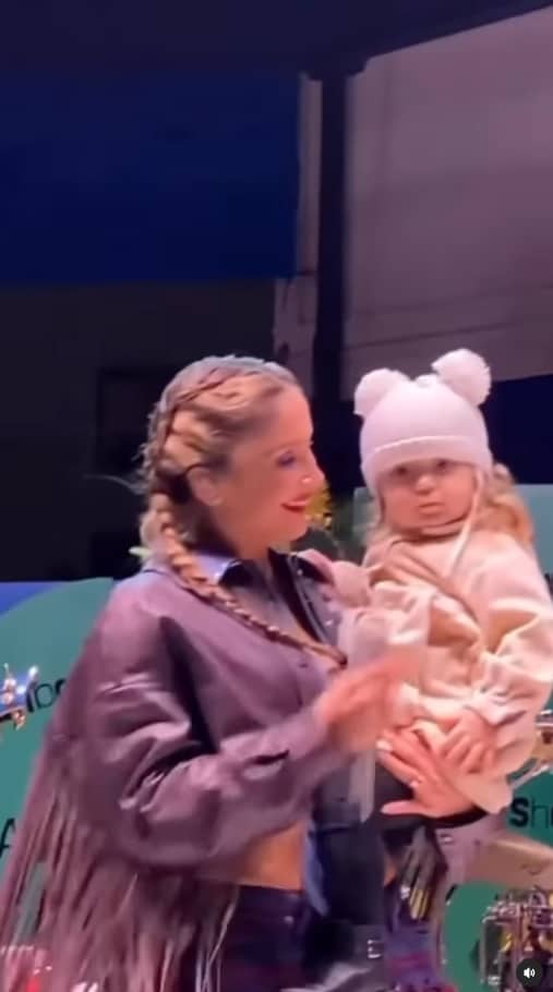 A cantora Claudia Leitte relembrou uma participação da filha em um de seus shows