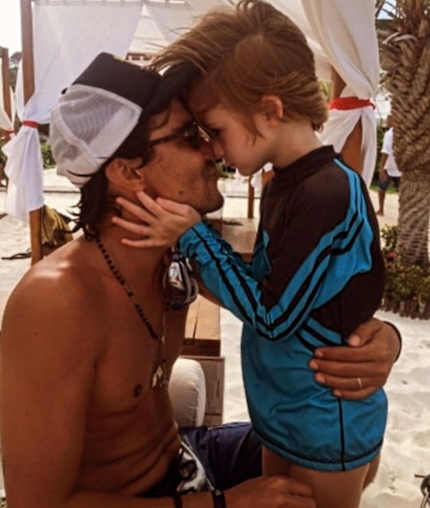 André Gonçalves com o filho de Danielle Winits