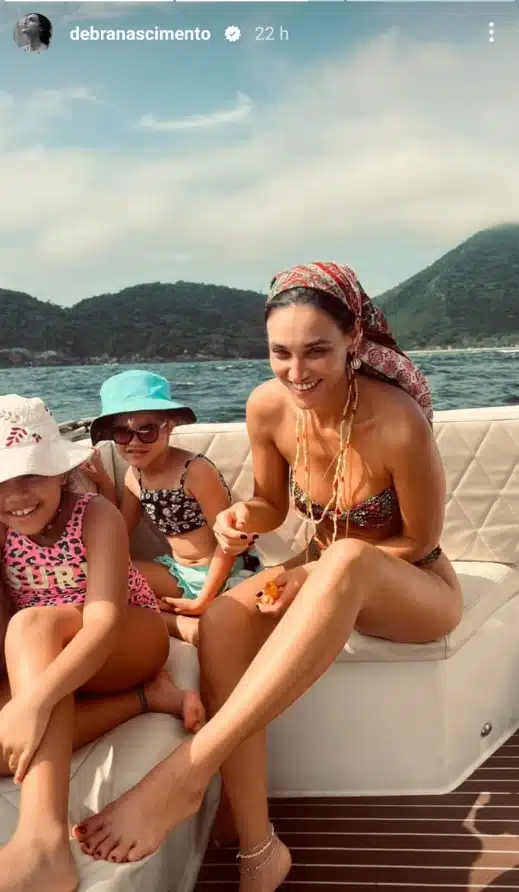 Débora Nascimento surge com sua filha em passeio de barco e impressiona