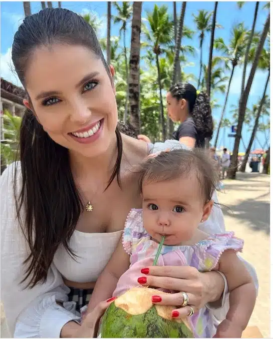 Esposa de Mano Walter mostra sua bebê bebendo água de coco e surpreende