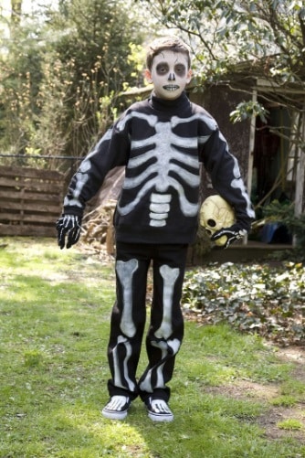 Fantasia Halloween infantil de esqueleto é fácil de fazer com tinta spray branca e roupa preta