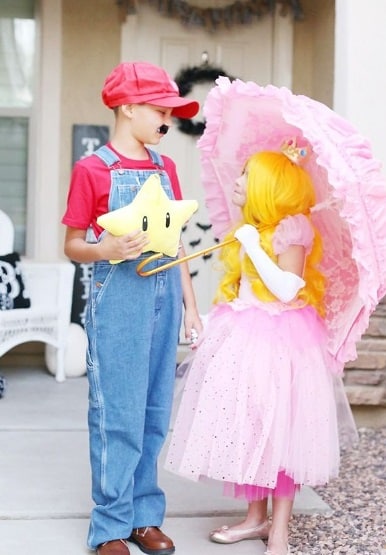 Fantasia Halloween infantil de Mário e Princesa Peach são muito legais