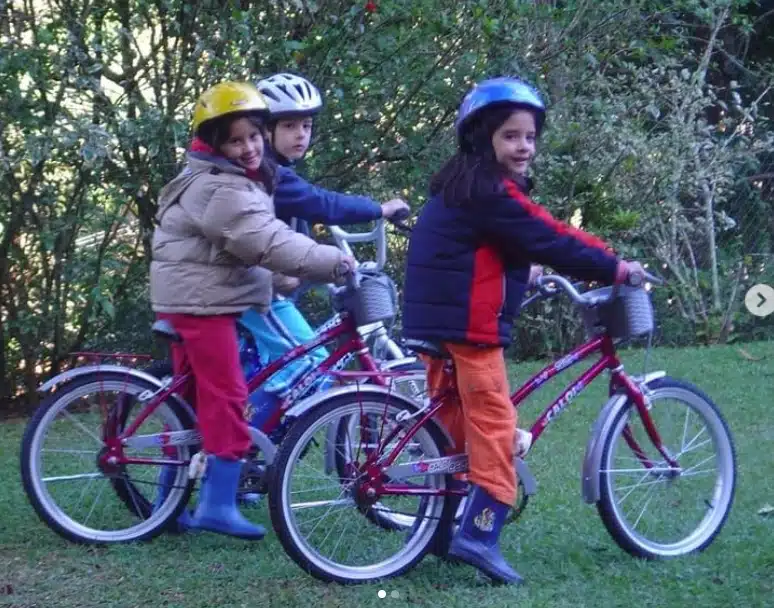 Filhos de Fátima Bernardes e William Bonner Bernardes surgem em foto rara andando de bicicleta e impressionam