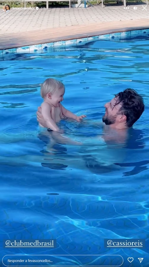 Romeo, bebê de Fernanda Vasconcellas e Cássio Reis, na piscina com o pai