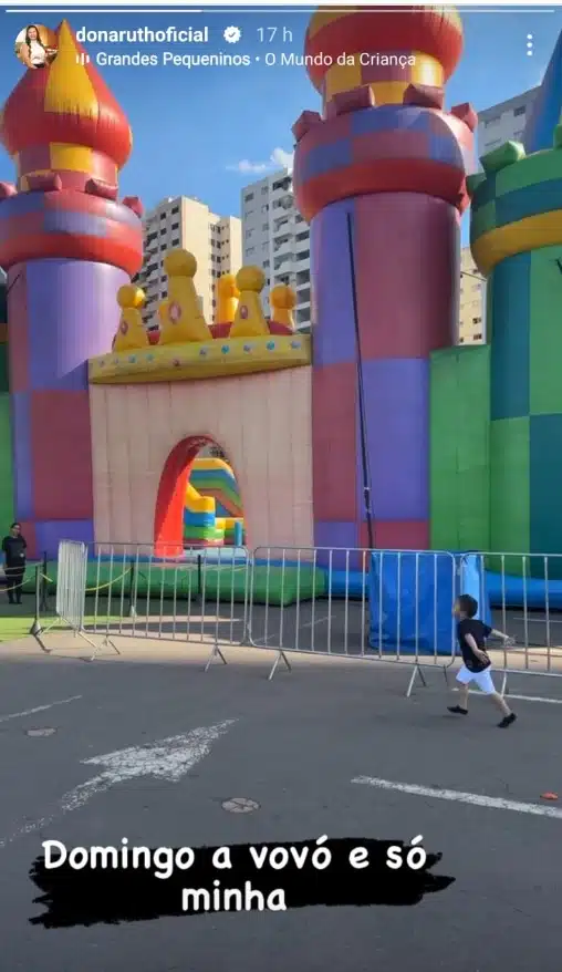 Filho de Marília Mendonça posa em parque de diversões com a avó e impressiona