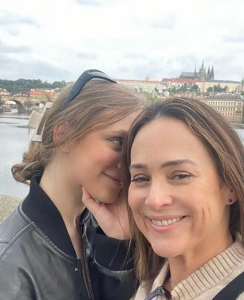 Após fugir, Gabriela Duarte posou com a filha em Praga