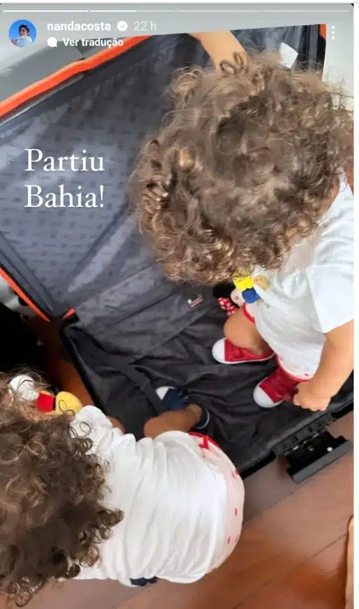 Filhas gêmeas de Nanda Costa surgem em cima das malas em viagem para a Bahia e impressionam 