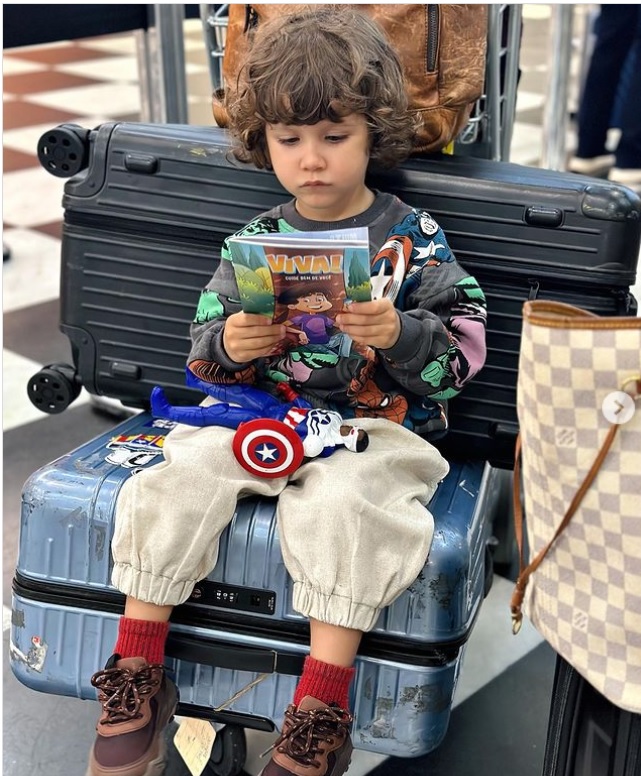 Filho de Giovanna Ewbank e Bruno Gagliasso surge lendo no aeroporto e impressiona 