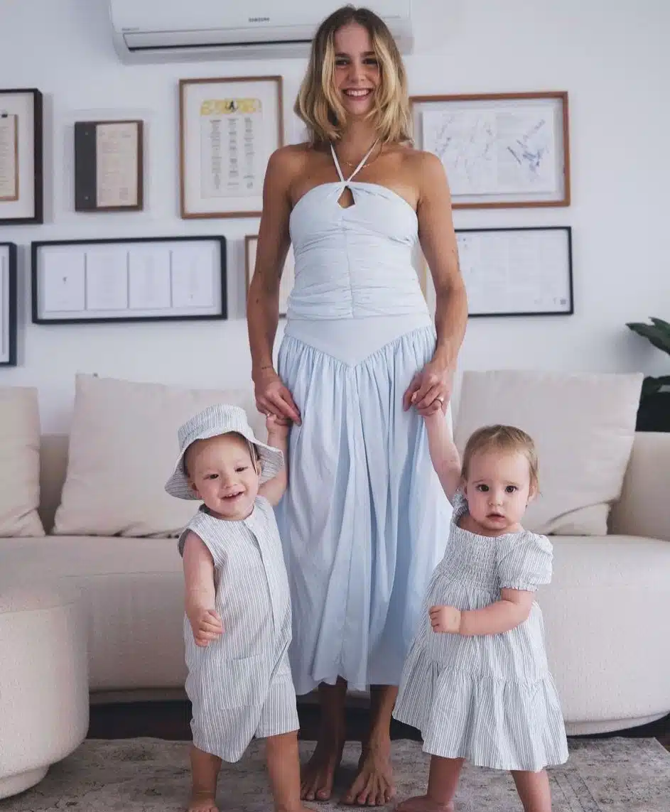 Isa Scherer posa com seus bebês gêmeos