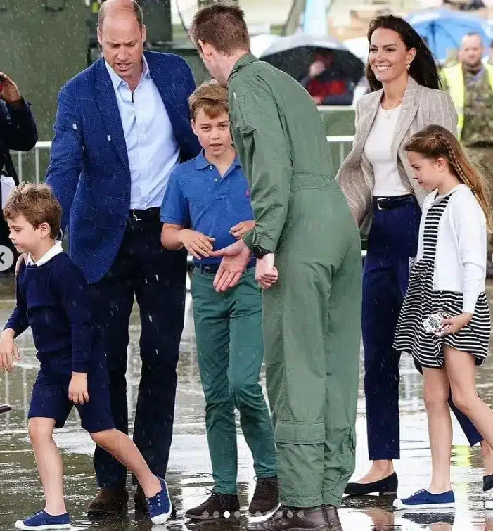 Kate Middleton vestindo azul com seus filhos