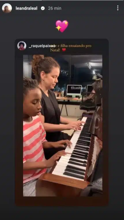 Leandra Leal surge tocando piano junto com sua filha e impressiona