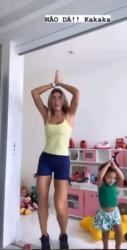Filha de Léo Santana surge dançando com a mãe