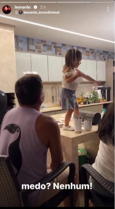 Leonardo mostra sua neta Maria Alice na cozinha de sua mansão e surpreende