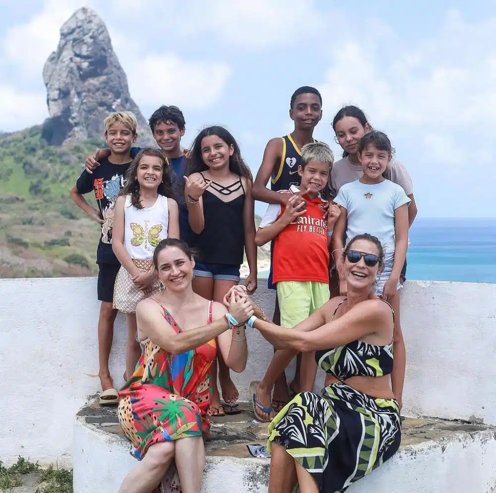 A atriz Luana Piovani com os 3 filhos e amigos em uma das praias de Fernando de Noronha 