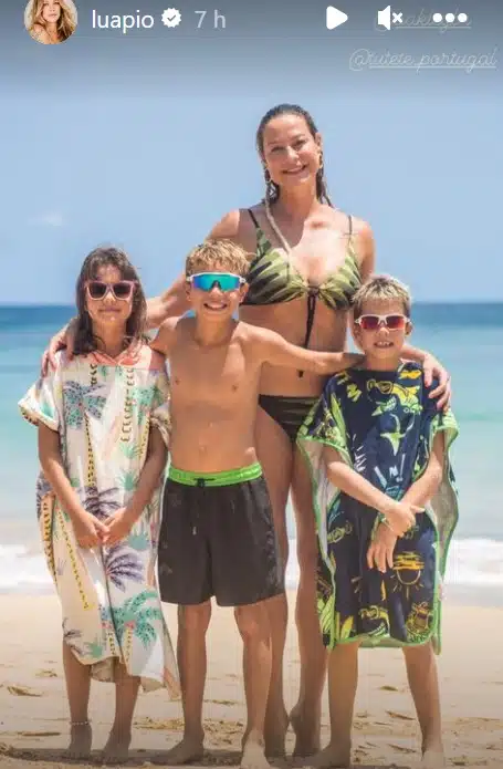 Luana Piovani posou com os filhos na praia em Portugal