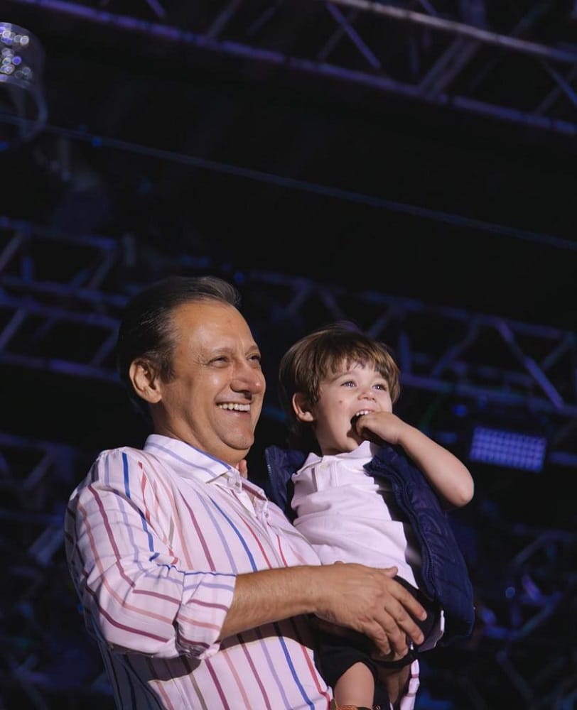 Lucas Lucco mostrou o filho junto com o avô, em um de seus shows