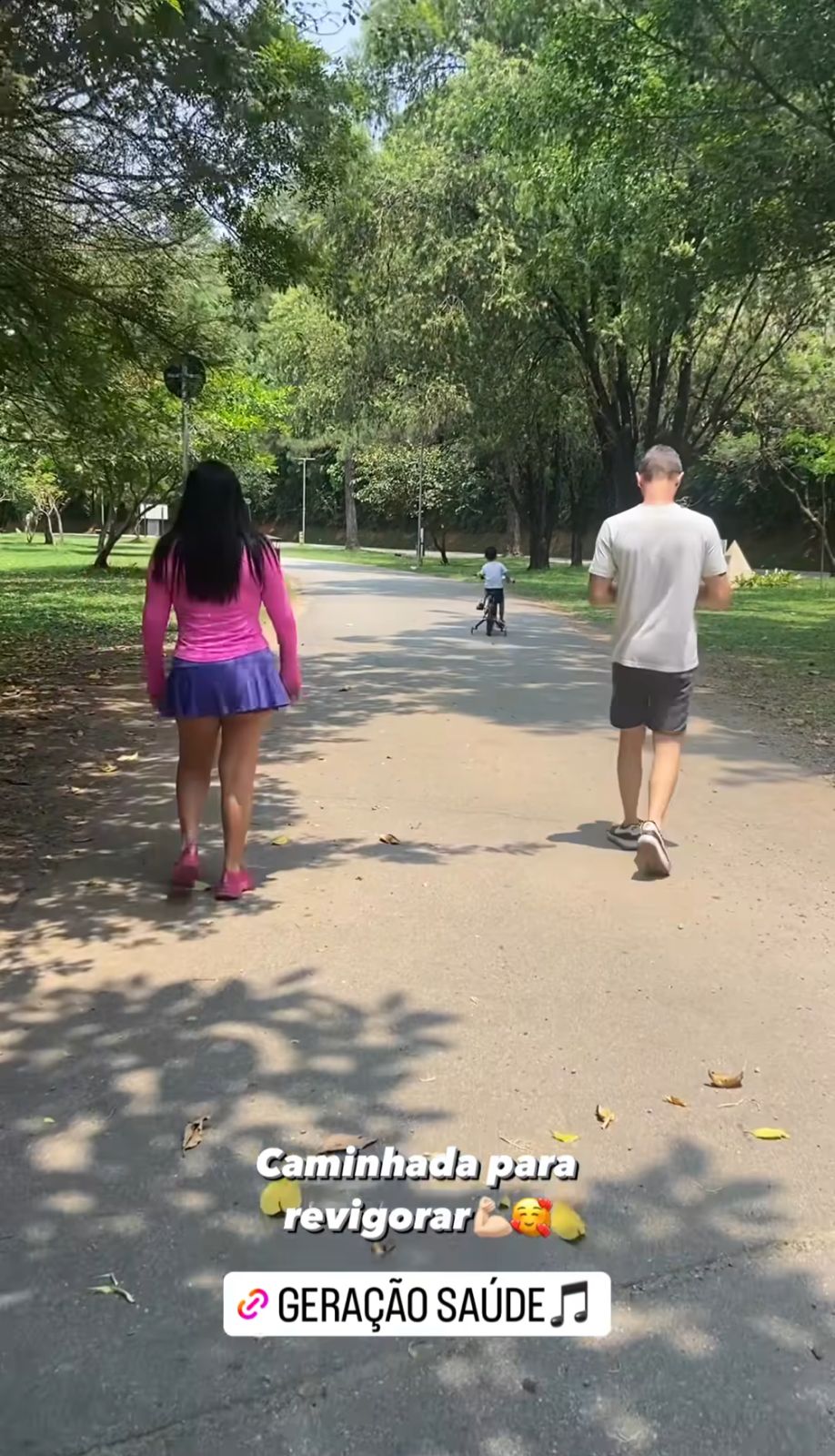Mara Maravilha mostra passeio no parque com o filho
