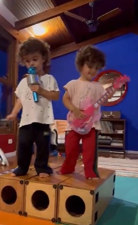 Gêmeas de Nanda Costa impressionam ao brincar de fazer show de rock