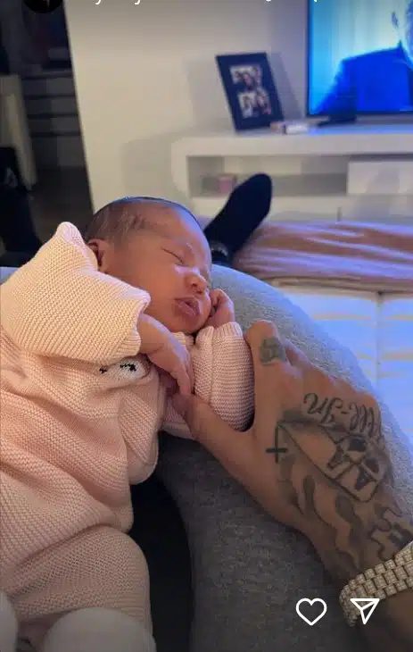 Neymar com sua bebê Mavie após a lesão