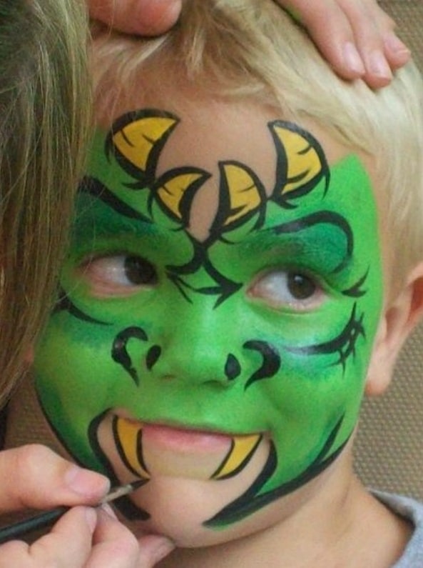 Pintura de rosto de monstrinho verde é uma ideia bem divertida