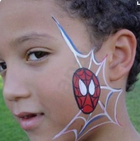 Pintura de rosto para menino de Homem-Aranha faz muito sucesso
