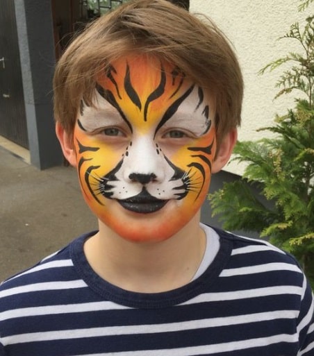 Pintura de rosto para menino de tigre é uma ótima e fofa ideia