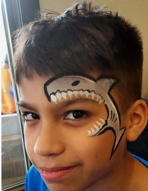 Seu filho ainda pode ganhar uma divertida pintura de rosto de tubarão