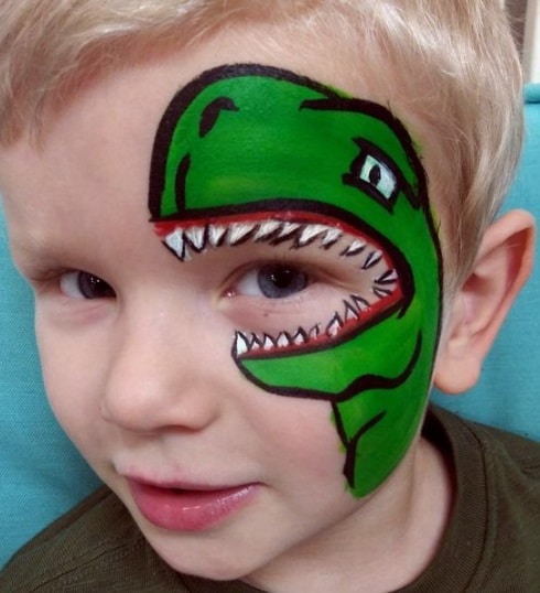 Seu filho pode ganhar uma pintura facial de dinossauro tão diferente como essa