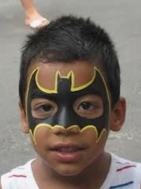Pintura de rosto infantil para menino pode ganhar o símbolo do Batman