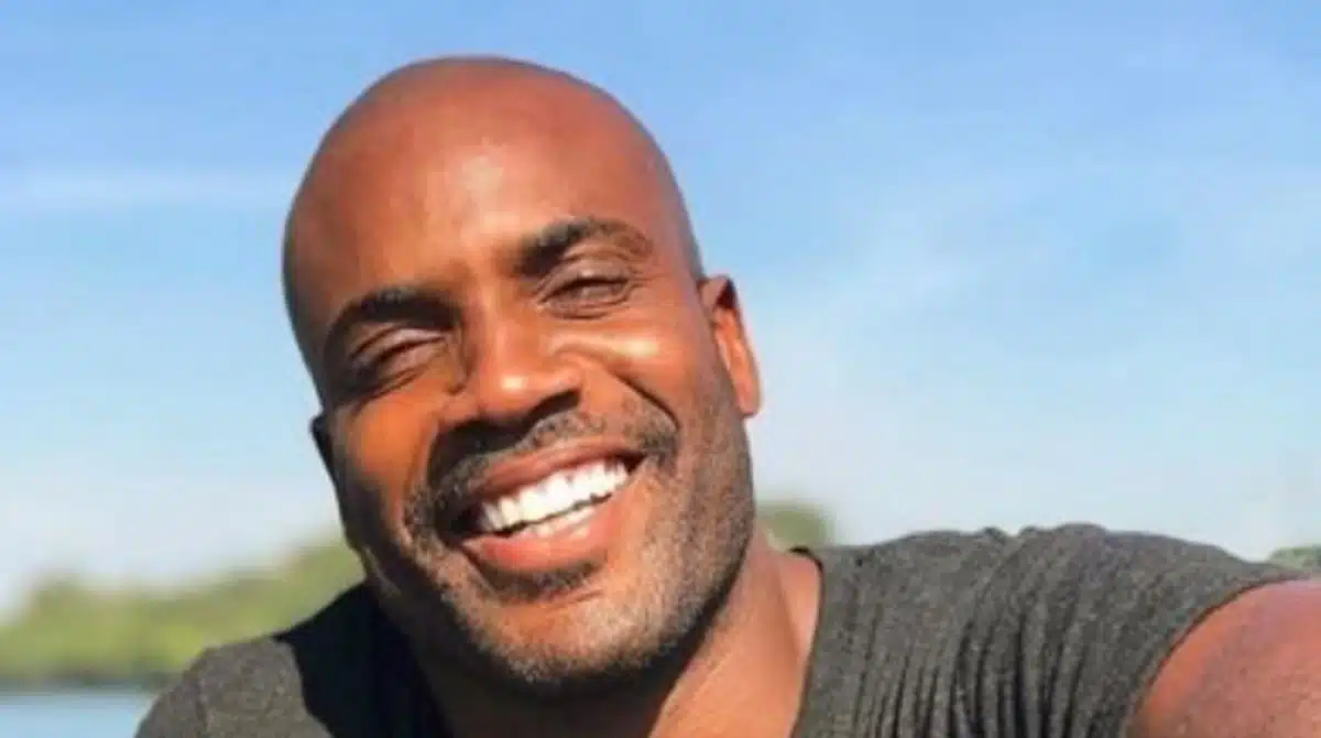 Rafael Zulu exibe seu filho vestido de pajem em seu casamento e impressiona