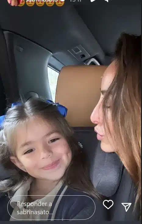 Sabrina Sato levando a filha Zoe para a escola