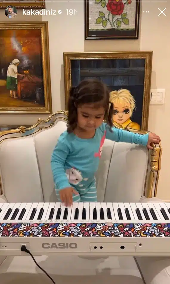 Zaya, filha de Simone, tocando teclado na mansão