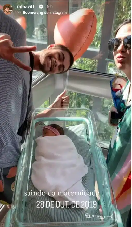 Tatá Werneck e Rafael Vitti posa com sua bebê na maternidade e impressionam