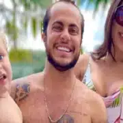Thammy Miranda exibe seu filho se divertindo na piscina da mansão e impressiona