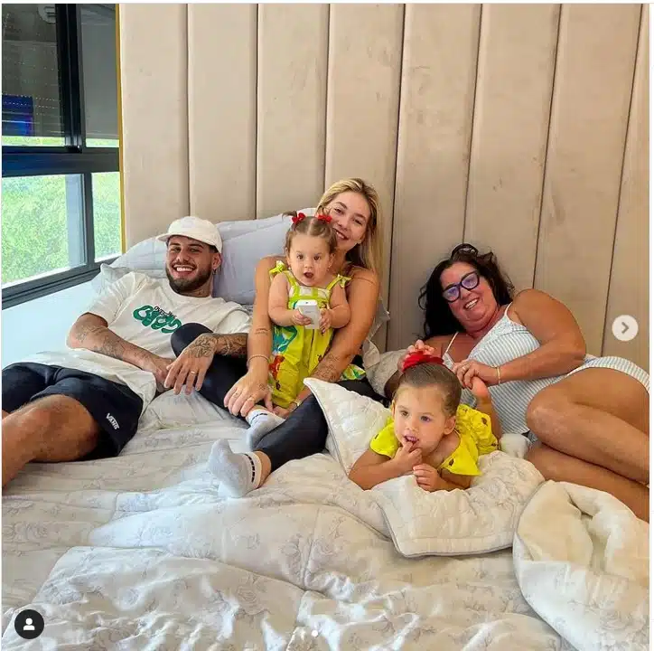 Zé Felipe e Virgínia Fonseca surgem com suas filhas na mansão e surpreendem