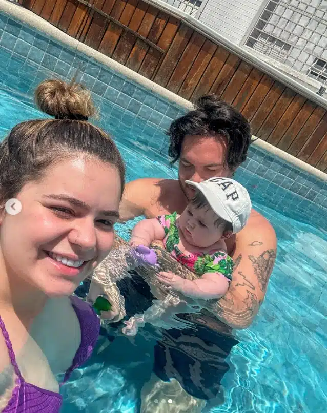 Viih Tube e Eliezer brincam sua bebê na piscina e impressionam