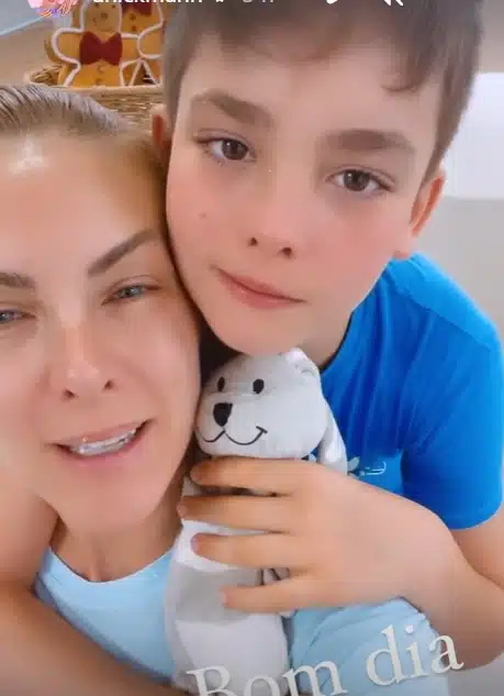 Ana Hickmann com o filho e falou que ele voltou a ficar feliz