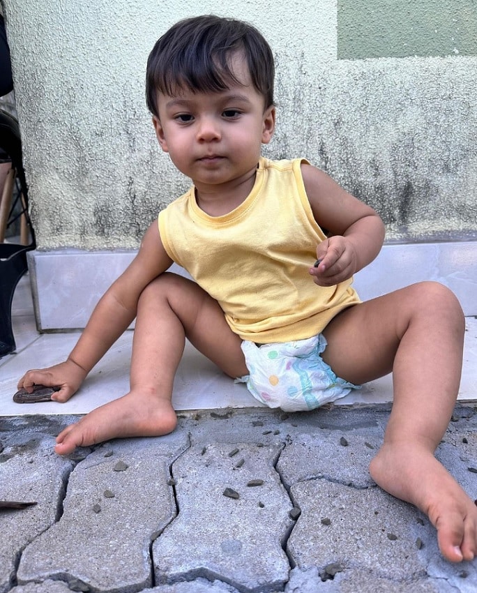 Leon, bebê de Andressa Urach e Thiago Lopes, brincando no chão