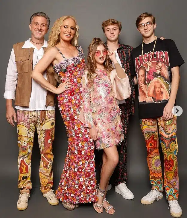 Angélica junto com a família na sua festa de 50 anos