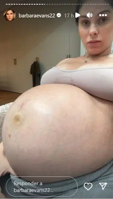A modelo Bárbara Evans exibiu sua barriga de 33 semanas da gravidez dos gêmeos