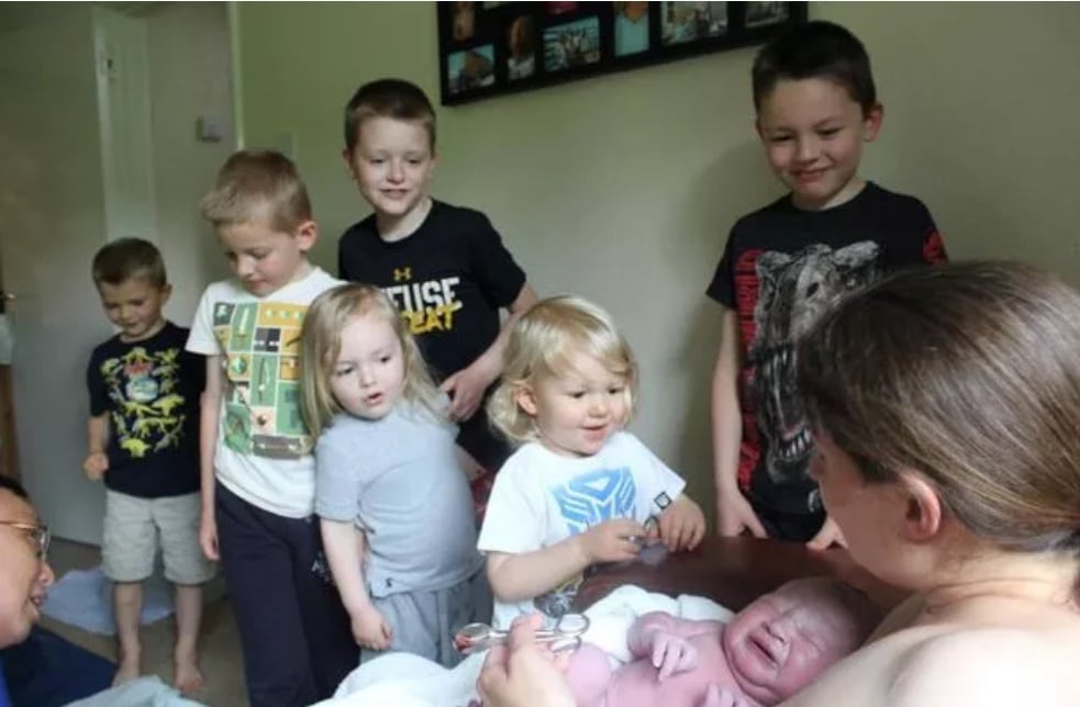 Natalie apresentando seu novo bebê aos filhos
