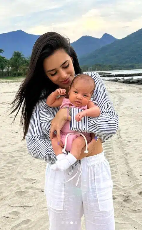 Bruna Biancardi com a filha na praia pela primeira vez