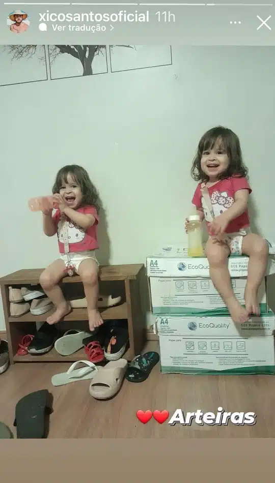 As filhas gêmeas de Bruna Surfistinha brincando em casa