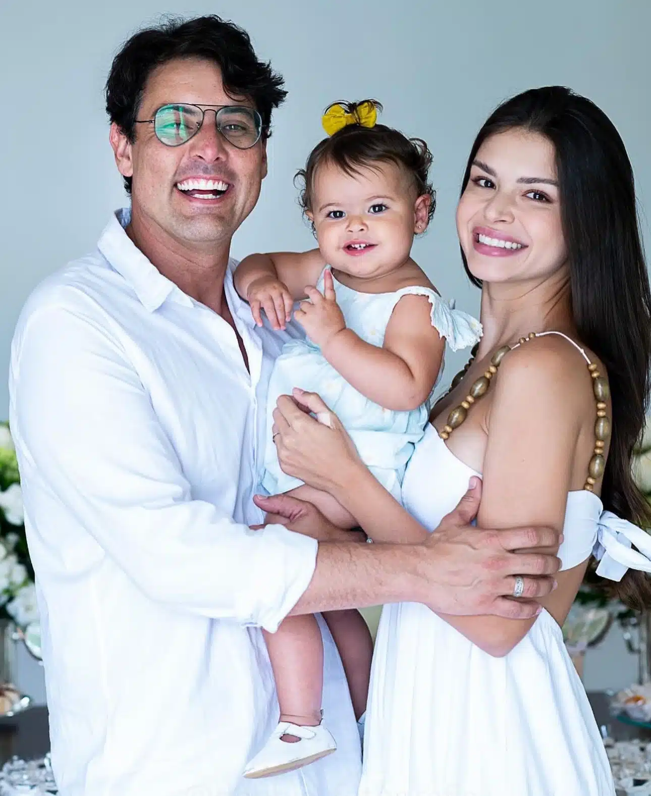 Bruno De Luca em um lindo clique com a esposa e a filha Aurora