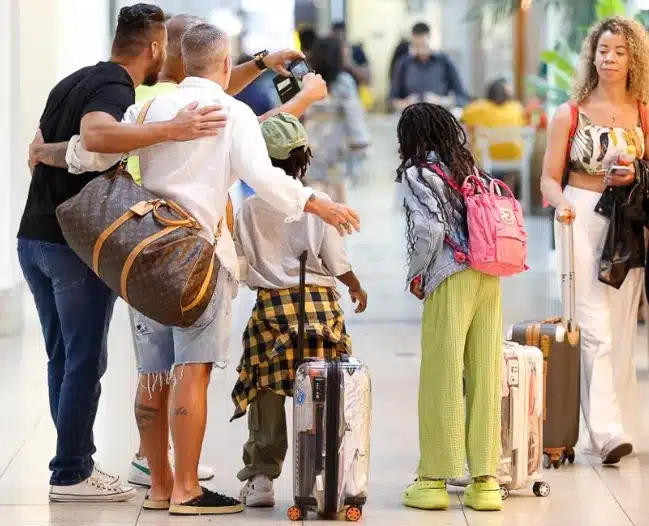 Bruno Gagliasso posa com seus filhos em aeroporto e encanta